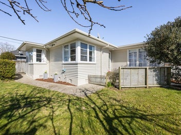 Tidy 2-Bedroom Home – Walk to Cambridge CBD
