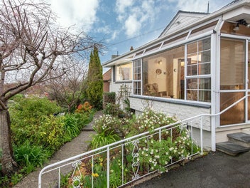 Your own private & sunny sanctuary in St Clair!