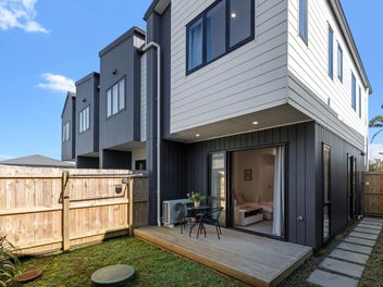 Charming Townhouse Near Howick Village