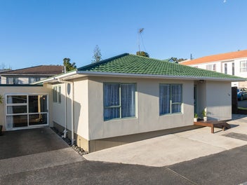 SINGLE LEVEL FAMILY HOME