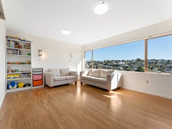 Sunny Affordable Home Next to Mairangi Bay School