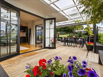 Luxury living with guest retreat