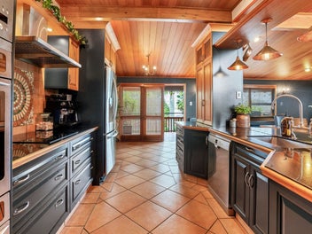 Vendors have built - now this one must be sold!