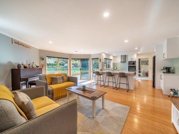 Space, Sunshine & Impressive Outdoor Living