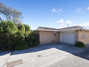 Brick & Tile! Summerland School Zone! CV 970K