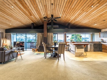 Penthouse perfection in the heart of Glen Eden