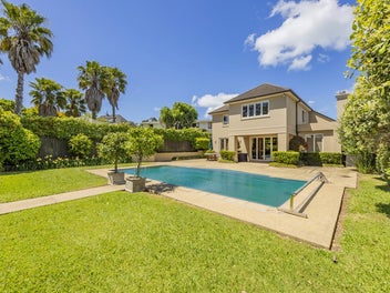 Grand Parkside Estate in Blue-Chip Coastal Pocket