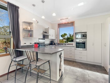 Rugby Views, Sun-Soaked Living & Space for it All