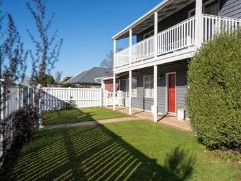 Spacious 5-Bedroom, 2-Living Retreat