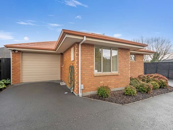 Sunny & Secure – Your Ideal Over-60s Townhouse
