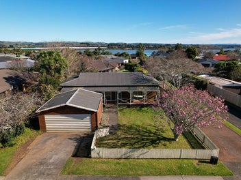Renovation Opportunity in Prime Waiuku Location
