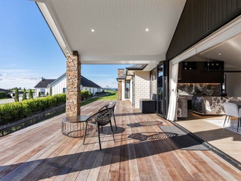 NEAR NEW NORTH-FACING FAMILY LUXE + ANCILLARY UNIT