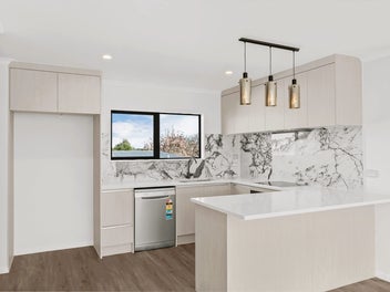Modern, Elegant, & Move In Ready !