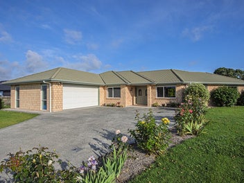 Spacious Family Living -Walking distance to Waipu