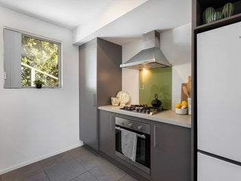 Modern, Sunny, 2 Bedroom Townhouse