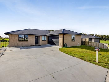 Modern 4 Bed Home, Great Location