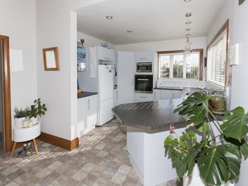 Sunshine & Style - Your Perfect Bungalow...