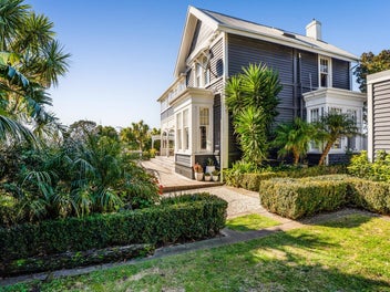 SENSATIONAL ASPECT, DRESS CIRCLE LOCATION