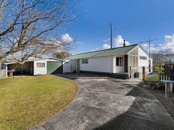 Enjoy lakeside living!!