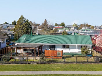 Enjoy lakeside living!!