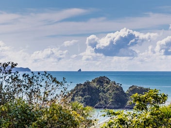 TOP OF THE BAY! HOME & INCOME – EXCEPTIONAL VIEW