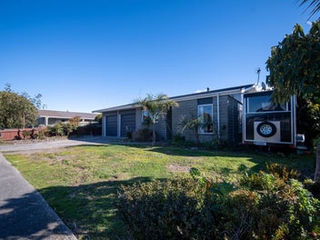 Spacious Family Home With Gardens & Room...