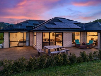 Stunning Lifestyle Property With Incredible Views!