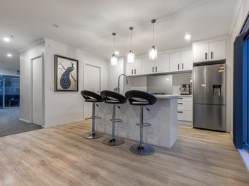 Modern End-Unit Townhouse in Kenepuru