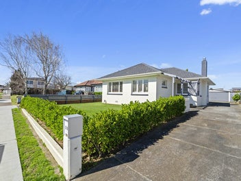 OWNERS ON THE MOVE! 862M2 IN THE GOLDEN CIRCLE!