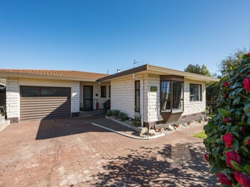 Perfect Starter or Investment – 2 Bed + Office