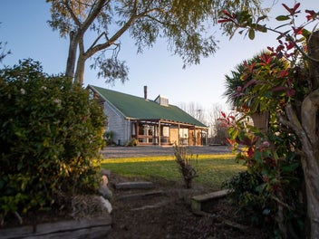 Rural retreat - Right on the edge of town!