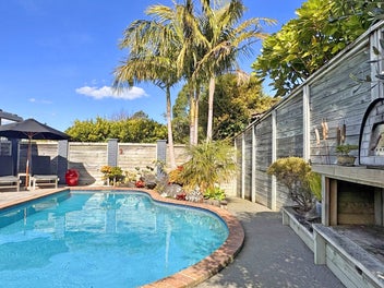 Entertain, Cook, Swim, Sauna and Golf - At Home!