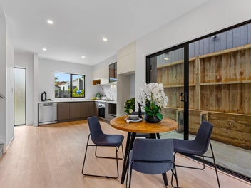 Modern Living with a Backyard Golf Retreat