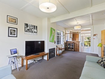 CENTRAL LOCATION LIVING 2 BEDROOM