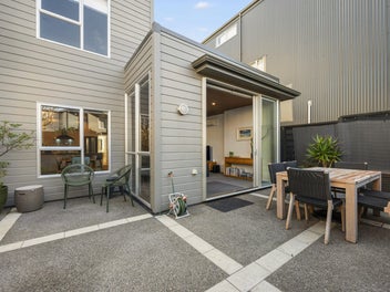 Modern Living, Beachside Location