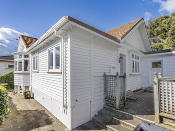 Affordable Lyall Bay Home with Sun & Views