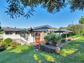 Coastal Elegance & Family Comfort in Mairangi ...
