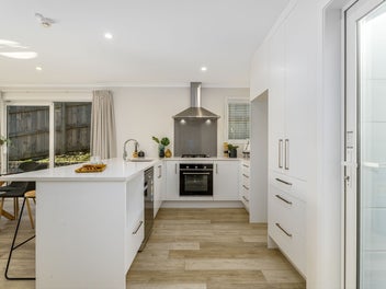 Modern Living! AUCTION