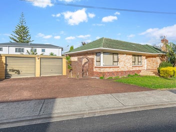Prime Papatoetoe Property with Golf Course Views