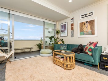 Pets / Views + 2 Car Parking