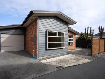Sunny Over-60s Unit in Gladson Villas!
