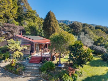 Private Lifestyle Retreat with Sea Views