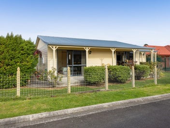 Spacious Townhouse - Lock And Leave Potential