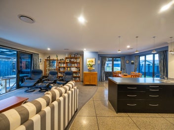 Solar-Powered 4 Bedroom Home - Cul-de-Sac Living