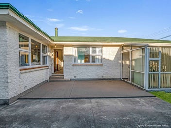 Family Home, Garage, 809m² Plus Room to Grow!