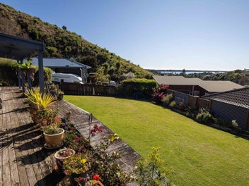 Lockwood Lifestyle with Views & Potential