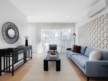 Central village townhouse with single garage