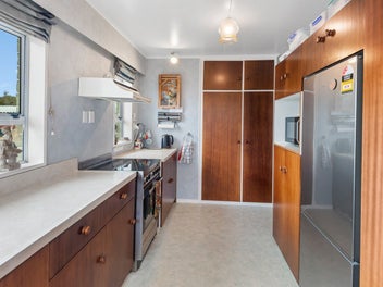 Generous Home and Garaging on Glendale Crescent