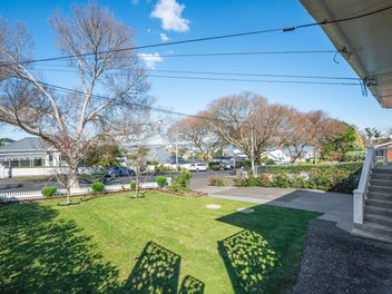 Sunfilled 1960s charmer with harbour views