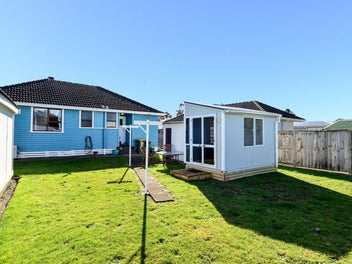 700sqm Freehold - Two Beds + Cabin!